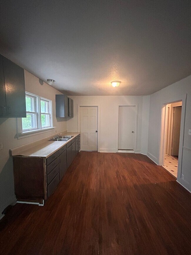 Building Photo - 615 W Foster Pkwy