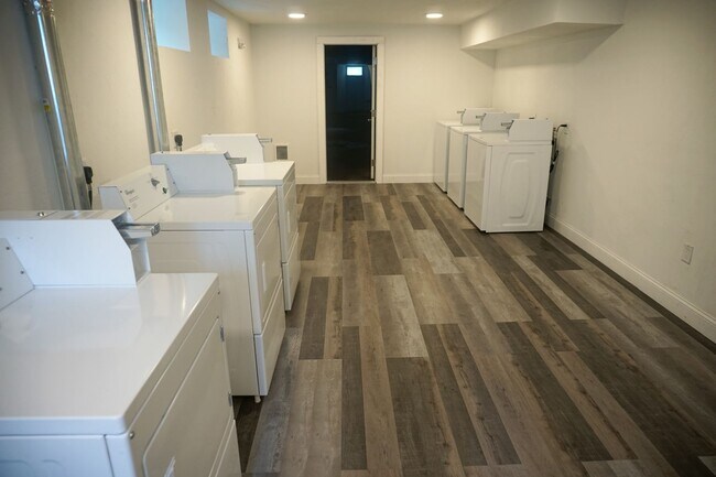 Building Photo - Central Location, In Unit Laundry, Central Heat/AC, Large Unit, Eat-in Kitchen, Parking for Rent