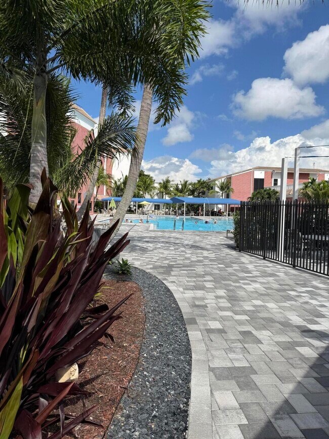 Building Photo - 132 Newport I