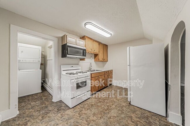 Building Photo - 870 S Main St