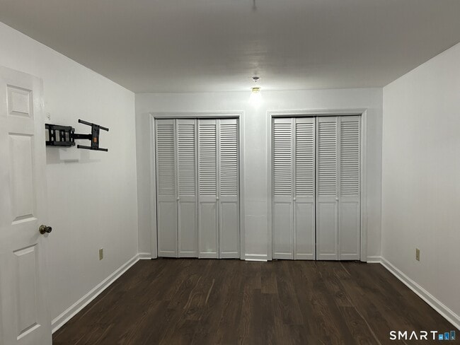 Building Photo - 27 Rollingwood Dr