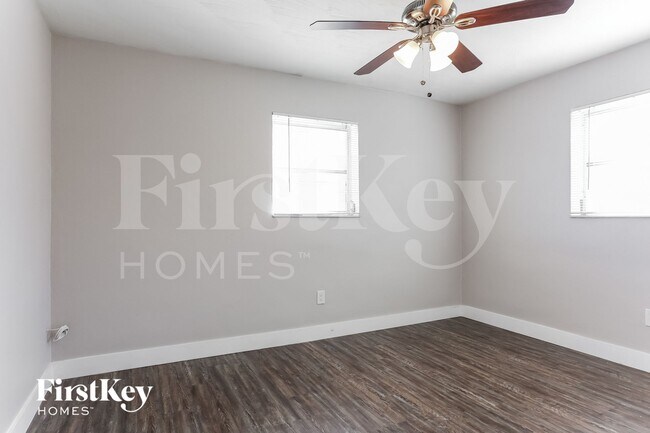 Building Photo - 6812 SW 22nd Ct