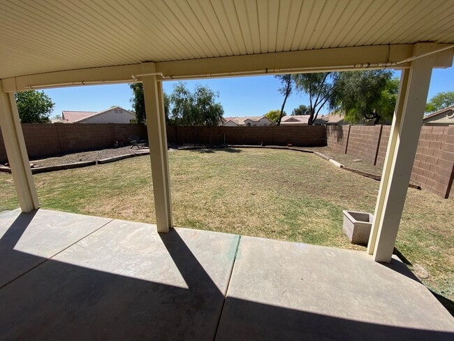 Building Photo - Close to community amenities!