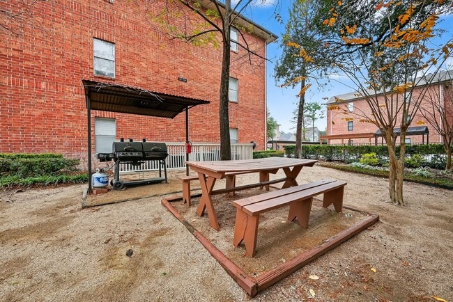 Building Photo - 4041 Drake St