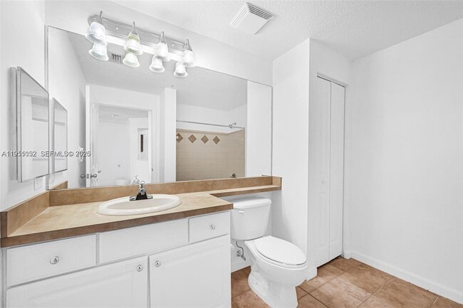 Building Photo - 2101 Myrtlewood Cir E