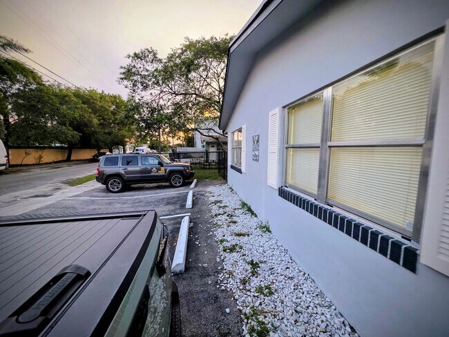 Building Photo - LC 13:22-24 SW 10th St