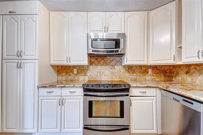Building Photo - 10716 Briar Forest Dr
