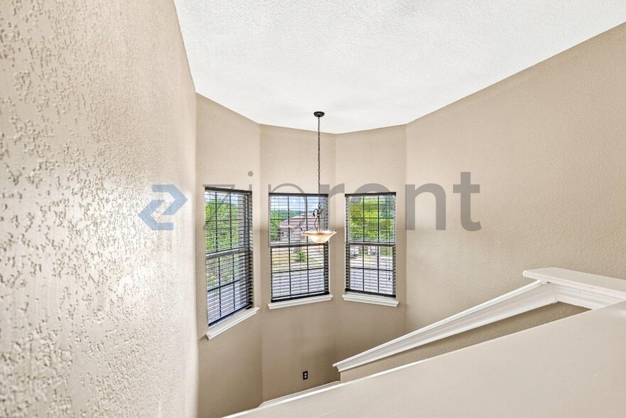 Building Photo - Unit