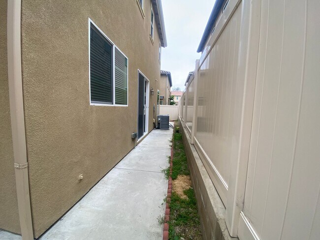 Building Photo - 4 Bedroom Town Home in Willow Heights Diam...