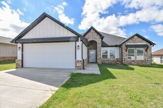 Building Photo - AVAILABLE NOW! Stunning 4 Bedroom 2 Bath i...