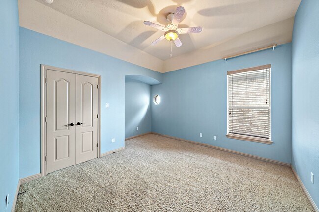 Building Photo - 10015 Cinco Ridge Dr