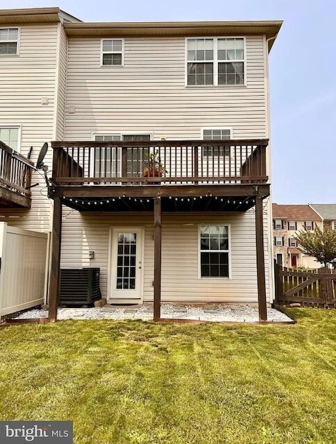 Deck + Yard - 257 Morlatt Ln