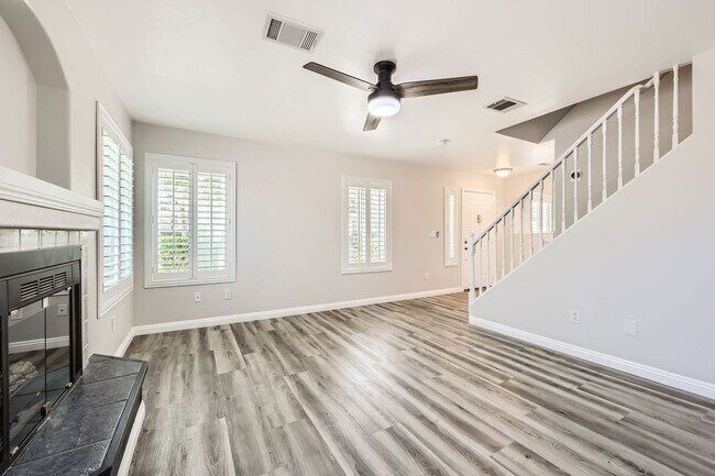Building Photo - Beautiful and Nicely Remodeled Henderson Townhome!