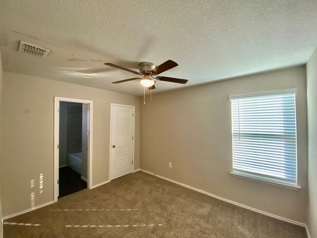 Building Photo - Luxury Townhome in New Braunfels
