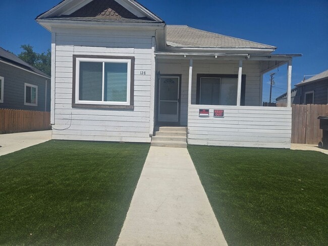 Building Photo - 3 Br 1 Ba available Now