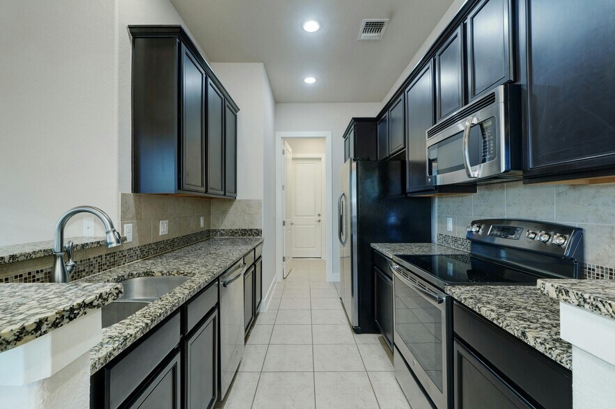 Building Photo - 3421 Blumie St