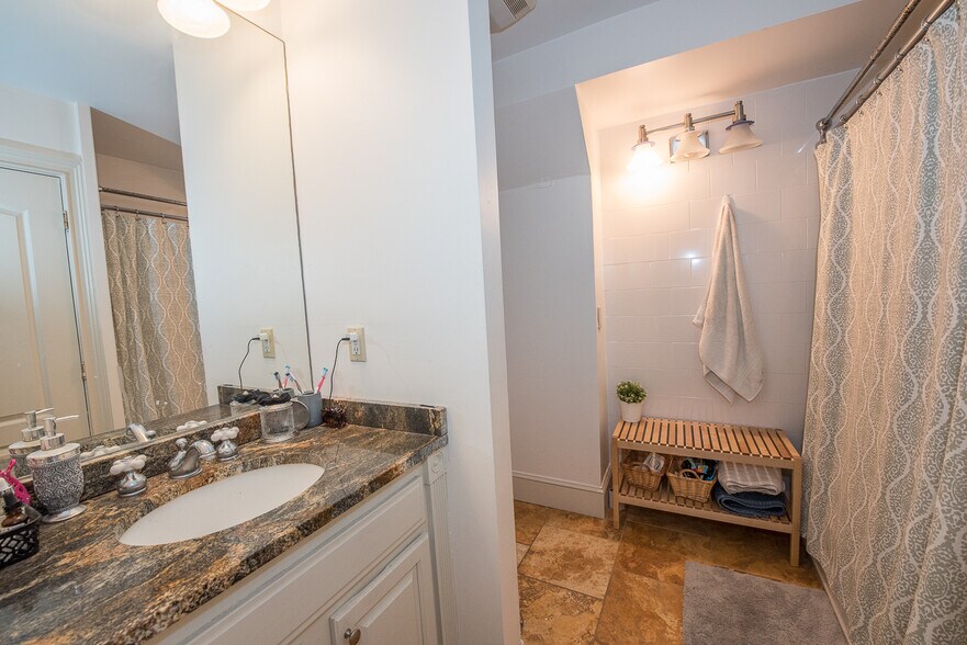 Building Photo - 2822 Ogden St