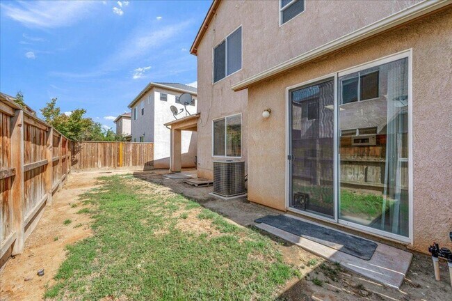 Building Photo - Spacious 4 Bedroom Home in North Clovis Gated Community