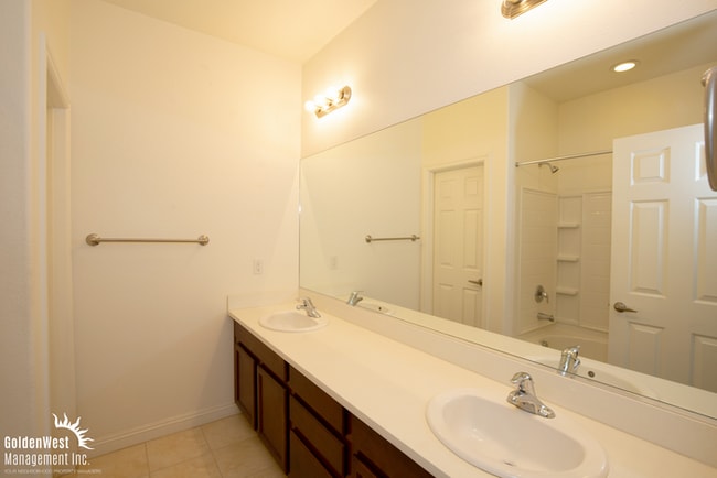 Building Photo - Charming 2Bdm 2Ba Townhome in Centennial H...
