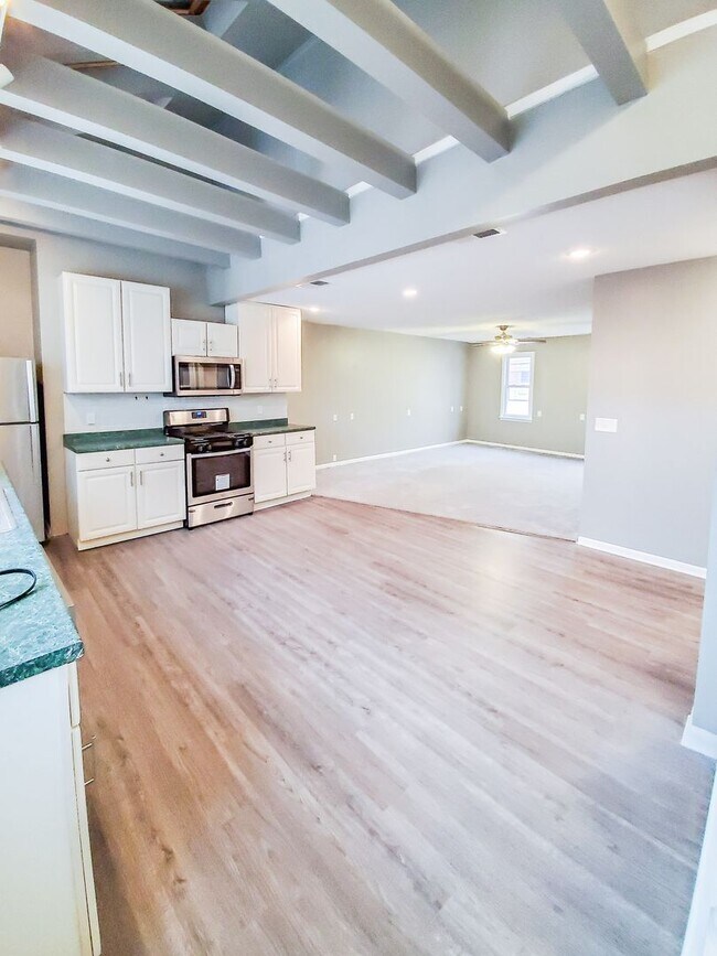 Building Photo - 708 E Warrington Ave