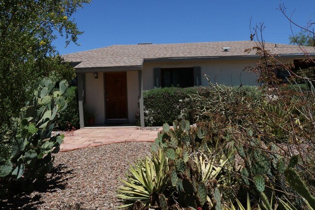 Building Photo - Two bedroom one bath fully furnished located in central Tucson!