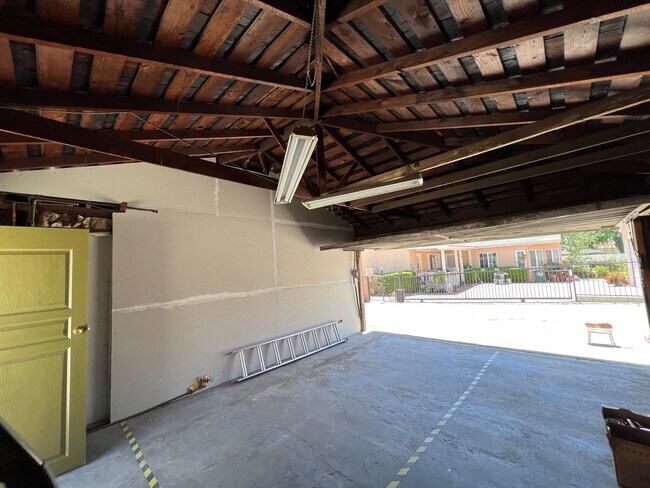 Building Photo - 706 Triana Pl