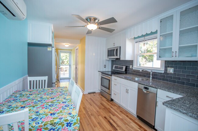 Building Photo - 10 Dorothy Rd