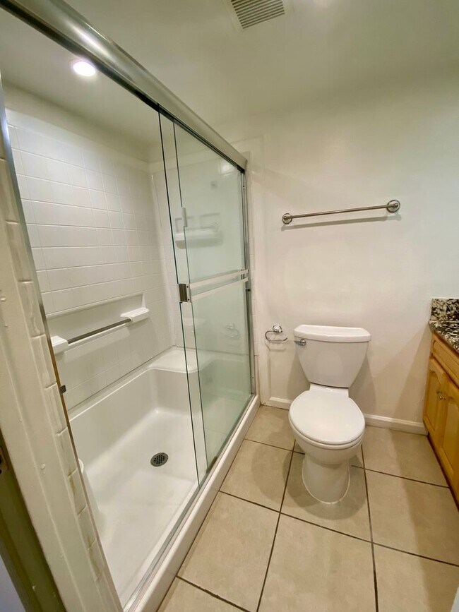 Building Photo - Beautiful Studio Condo for Rent!