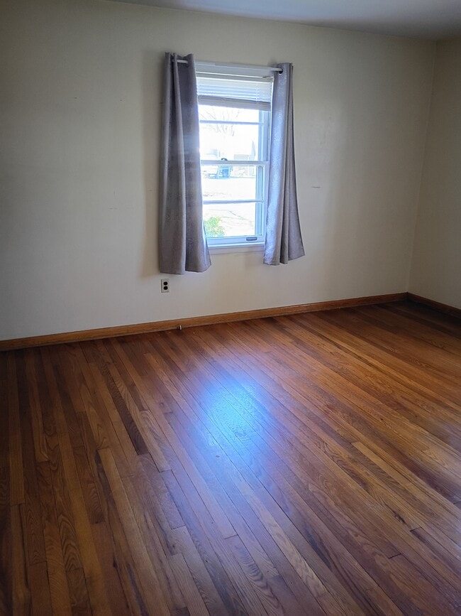 Building Photo - 395 W Newport Rd