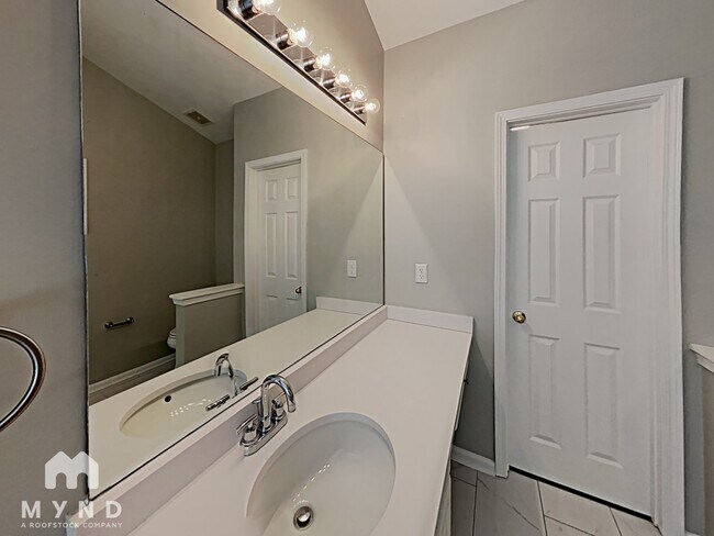 Building Photo - 1557 Silver Ridge Dr SW