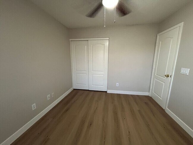 Building Photo - 434 E Chicory Pl