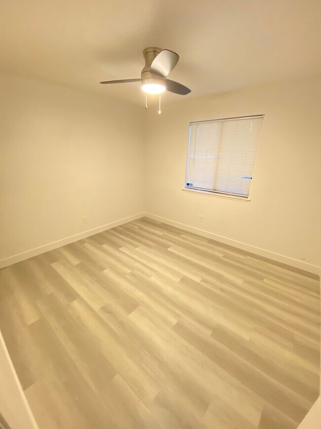 Building Photo - MOVE IN SPECIAL-Delightful 2BED/2BATH Condo tucked away in a picturesque Henderson community!