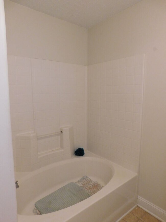 Building Photo - 119 Pella Ln