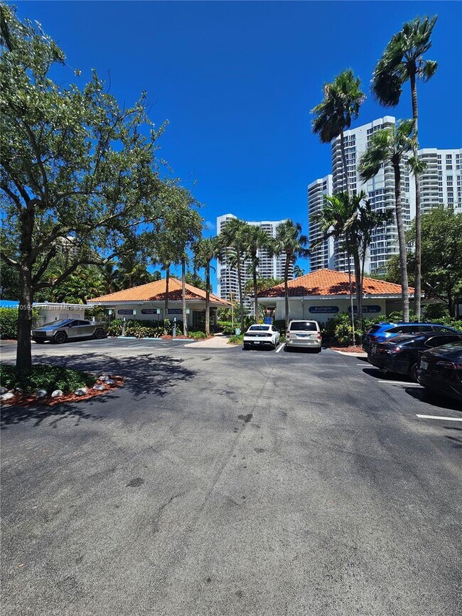 Building Photo - 3600 Mystic Pointe Dr