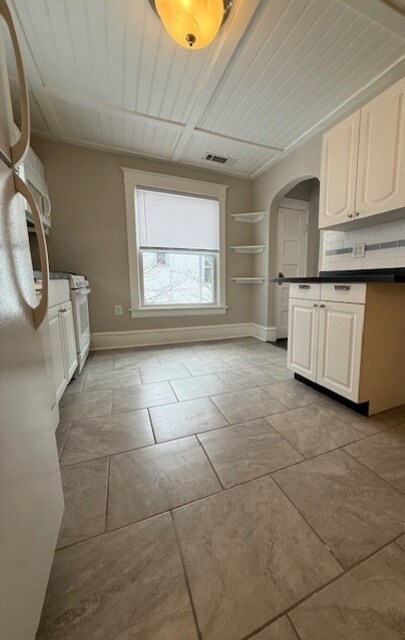 Building Photo - 1105 N Clinton Blvd