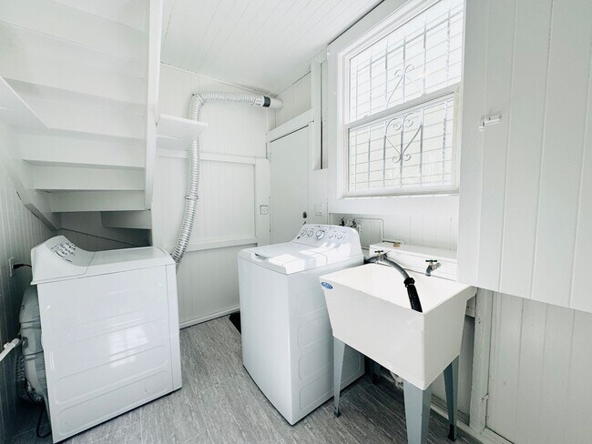 Building Photo - Bernal/Mission/Noe: Updated Flat w/ Shared...