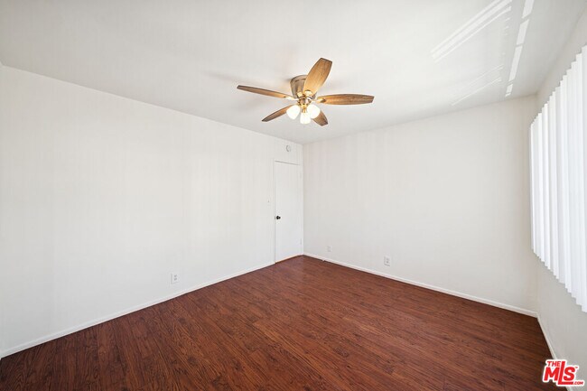 Building Photo - 1027 N Edinburgh Ave