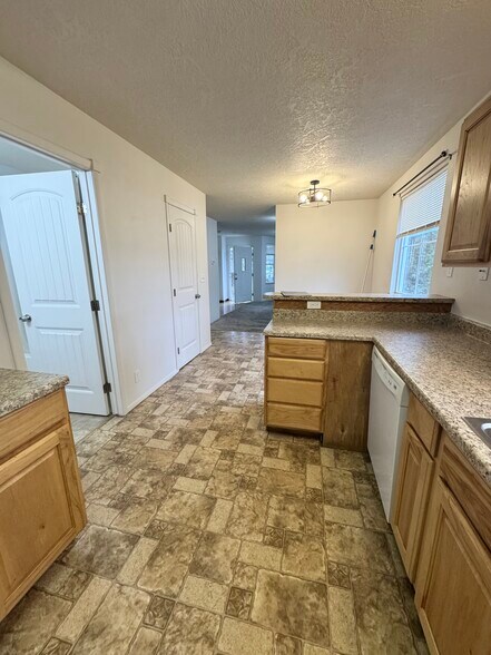 Building Photo - 6515 W Butte St