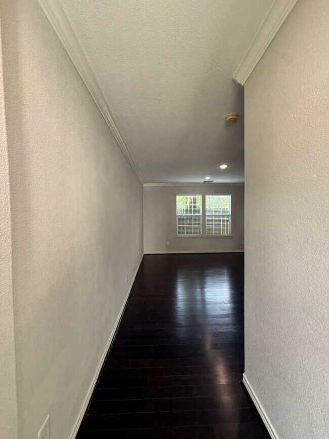 Building Photo - 9623 Elmview Pl