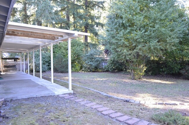 Building Photo - New Kitchen!! Beautiful family home w/extr...