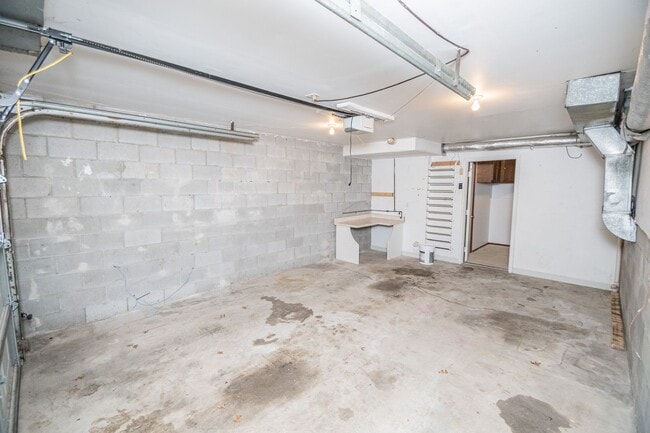 Building Photo - 2 bed 1 bath Duplex with basement in Portage