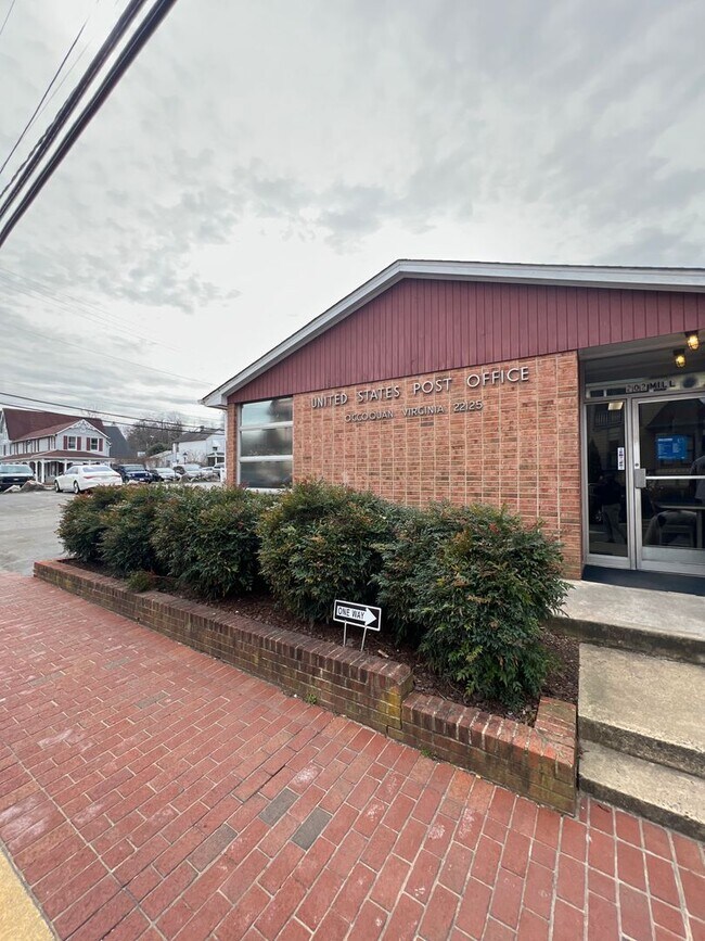 Building Photo - Stunning 2 bedroom and 3 Bathroom Townhome Style Condo / w Pool