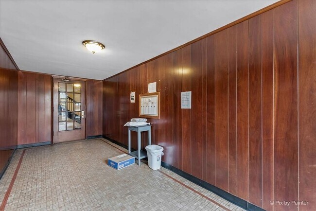 Building Photo - 2343 W Glenlake Ave