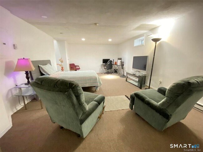 Building Photo - 19 Somers St