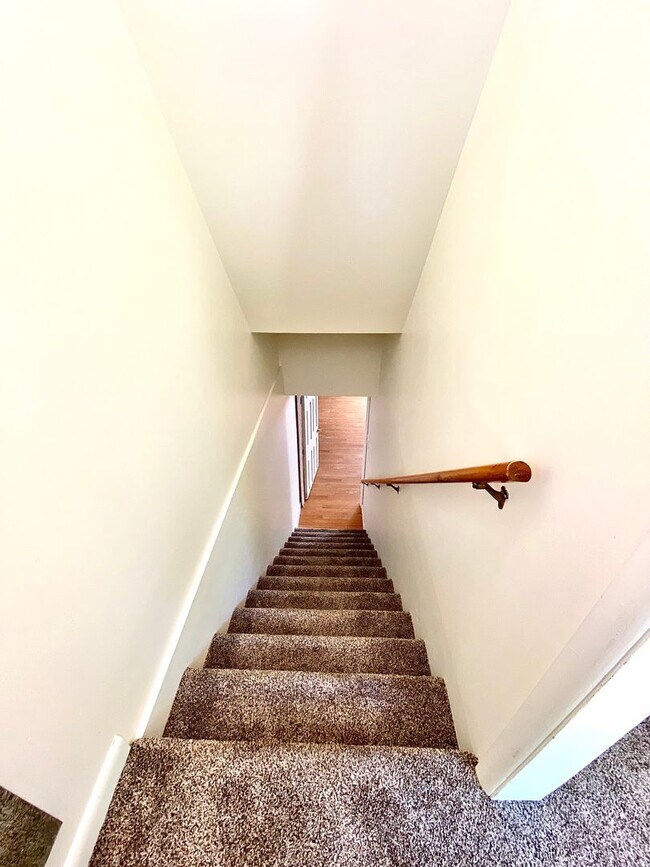 Building Photo - 4 Bedroom 2.5 bath on Central Rim minutes from downtown