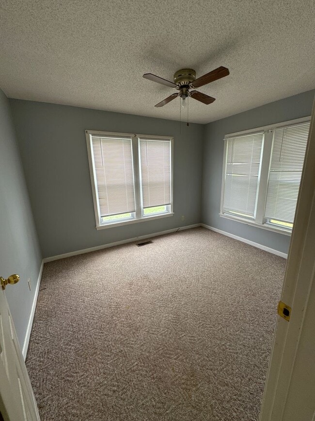 Building Photo - Desirable Brick Home on Elm Street!