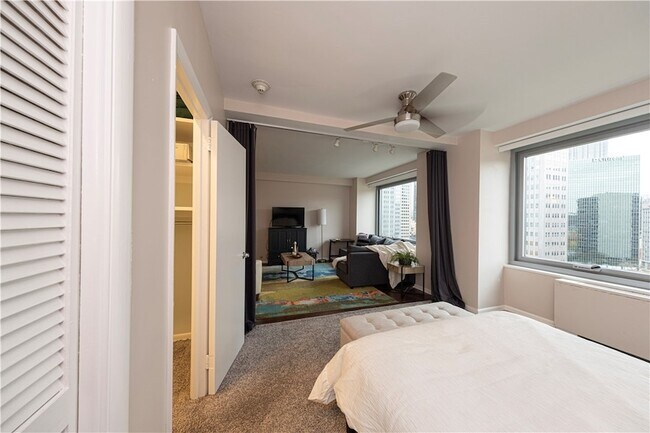 Building Photo - 320 Fort Duquesne Blvd