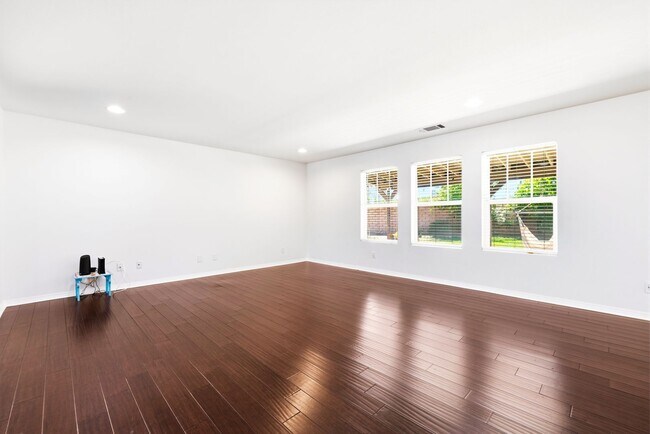 Building Photo - 4 bedrooms / 3 bathroom OPEN floor plan HOUSE for rent in LANCASTER