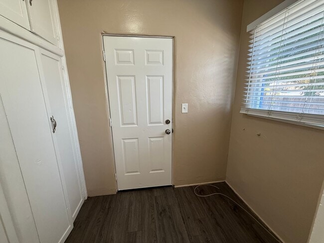 Building Photo - Cozy 3 Bedroom/1 Bath Home in Oildale!