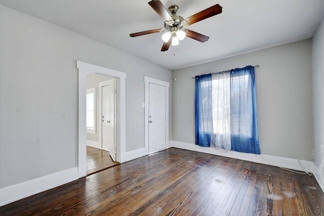 Building Photo - 1314 N Sabinas St